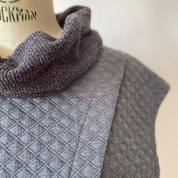 MOOV - Quilted Turtle Neck Cropped Top - Made in Canada - Picture 3 of 8